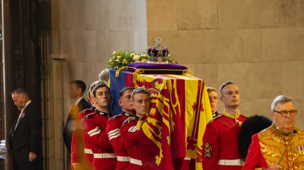 Βασίλισσα Ελισάβετ: Ουρές χιλιομέτρων και τεράστια αναμονή στο λαϊκό προσκύνημα