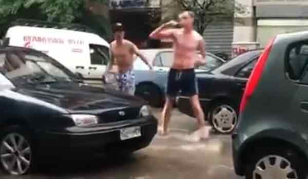 Εγιναν viral: Πλένονται και βουρτσίζουν τα δόντια τους στη βροχή!