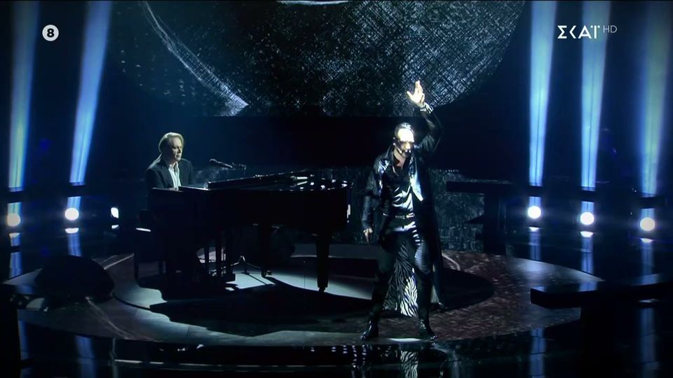 The Voice: Χαμός - Ρουβάς και Μουζουράκης έγδυσαν διαγωνιζόμενο επί σκηνής