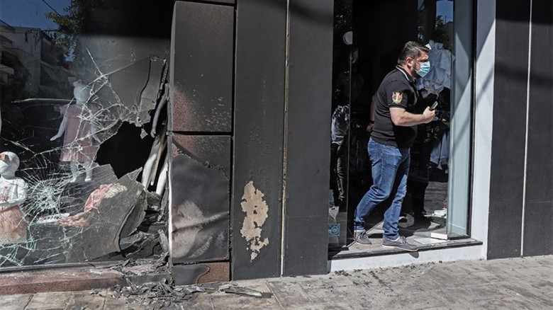 Διπλή εμπρηστική επίθεση σε επιχιερήσεις της συζύγου του Χαρδαλιά - Τι κατέγραψαν οι κάμερες