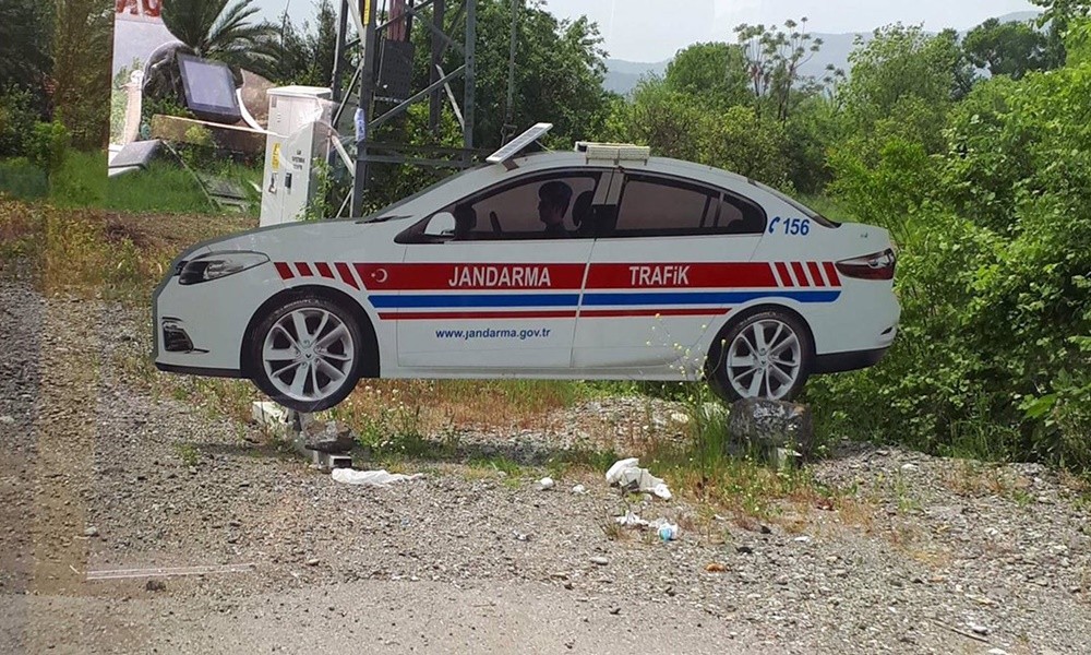 Γιατί οι δρόμοι της Τουρκίας γέμισαν χάρτινα περιπολικά;