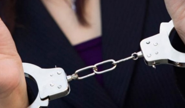 Βόλος: Ο πελάτης ήταν τελικά αστυνομικός. Χειροπέδες σε 23χρονη
