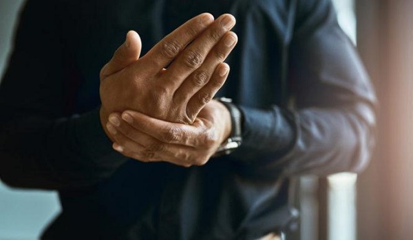 Μουδιάζουν τα χέρια σας: Αυτές είναι οι πιθανές αιτίες