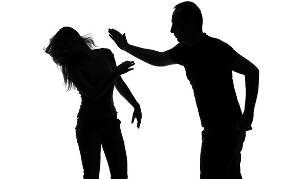 Σοβαρό περιστατικό βίας σε ψυχαγωγική εκπομπή – Παρουσιαστής χτύπησε συμπαρουσιάστριά του
