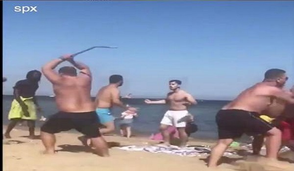 Άγριο ξύλο σε παραλία μπροστά σε οικογένειες και παιδιά