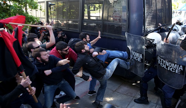 Επεισόδια στο Πανεκπαιδευτικό συλλαλητήριο - Ξύλο και χημικά