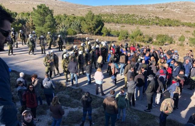 Χίος: Νέα επεισόδια με πετροπόλεμο, χημικά και εκτόξευση νερού – Μία γυναίκα στο νοσοκομείο