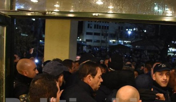 Χίος: Στον εισαγγελέα οι δύο συλληφθέντες στα επεισόδια στο δημαρχείο