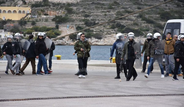 Χίος: Αποχώρησαν τα ΜΑΤ σπάζοντας αυτοκίνητα και αποκαλώντας τους Χιώτες τουρκόσπορους