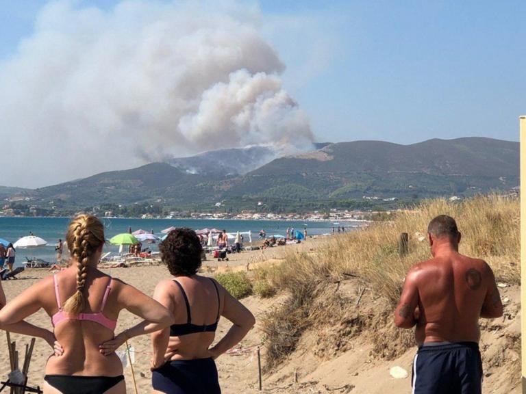 Ζητούν ενισχύσεις για τη μεγάλη φωτιά στη Ζάκυνθο