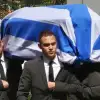 Το τελευταίο αντίο στον Πέτρο Μολυβιάτη – Καλυμμένη με την ελληνική σημαία η σορός του