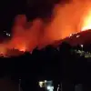 Δύσκολη νύχτα στην Κάρυστο: Μαίνεται ανεξέλεγκτη η φωτιά – Μια ανάσα από τα χωριά οι φλόγες