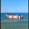 Γαύδος: Βάρκες με μετανάστες κατακλύζουν το νησί – Viral το βίντεο με λουόμενους να τις απωθούν