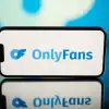 Σοκ στη Γαλλία: «Managers» του OnlyFans στρατολογούν γυναίκες και ανήλικα κορίτσια μέσω social media