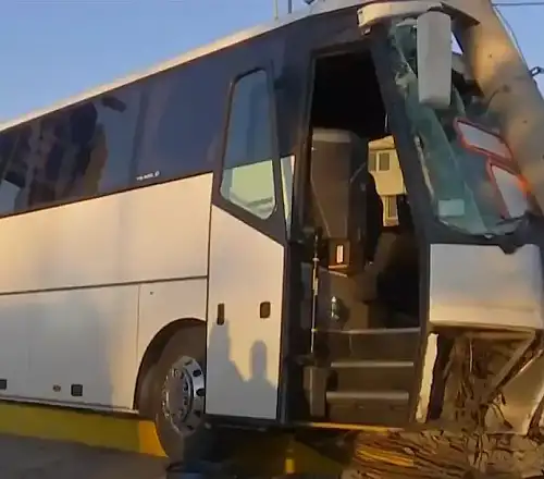 Λεωφόρος Λαυρίου: Λεωφορείο έπεσε σε κολόνα – Τραυματίστηκε ελαφρά ο οδηγός