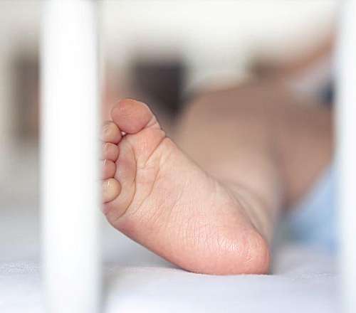 Ηράκλειο: Το μωρό είναι μία μελανιά ολόκληρο, αποκαλύπτει η γιαγιά του βρέφους που κακοποιήθηκε