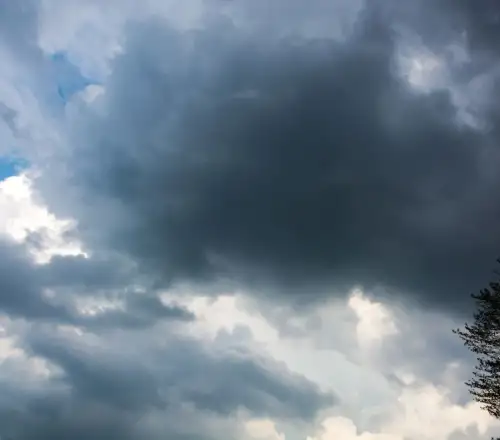 Καιρός με εκπλήξεις μέχρι τα Χριστούγεννα: Πού έρχονται βροχές, καταιγίδες και χιόνια