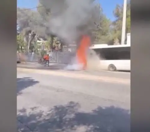 Χαϊδάρι: Φωτιά σε τουριστικό λεωφορείο – Το εγκατέλειψαν έγκαιρα οι επιβάτες