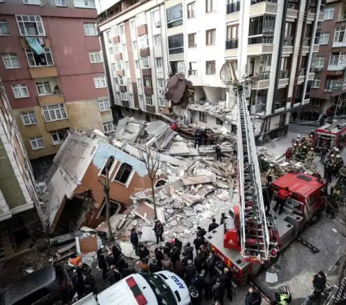 Κατέρρευσε κτήριο στην Κωνσταντινούπολη – Δύο τραυματίες και εγκλωβισμένοι