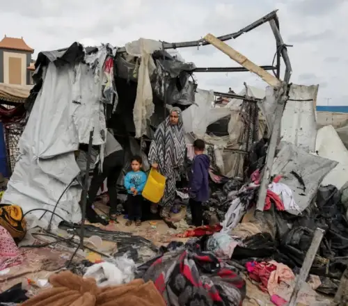 Έγκλημα χωρίς τέλος στη Ράφα – Το Ισραήλ χτύπησε ξανά προσφυγικό καταυλισμό σκορπώντας το θάνατο