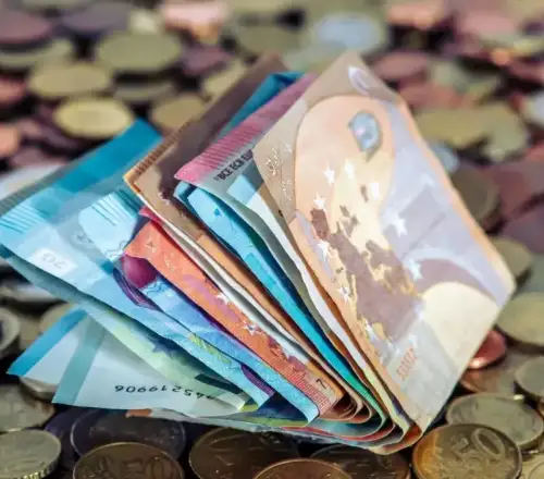 Μηνιαίο voucher 300 και 500 ευρώ: Αυτές τις ενέργειες πρέπει να κάνουν τον Αύγουστο οι δικαιούχοι