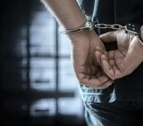 Βίντεο-ντοκουμέντο: Πώς οι αστυνομικοί ακινητοποίησαν τον 17χρονο για τη δολοφονική επίθεση στον 14χρονο στον Χολαργό