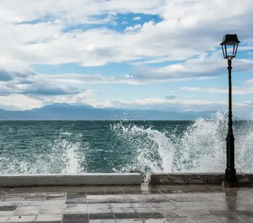Καιρός σήμερα: Θυελλώδεις βοριάδες έως 8 μποφόρ και τοπικές βροχές – Μικρή πτώση της θερμοκρασίας