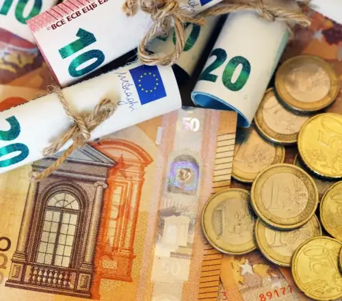 Καταβάλλεται σήμερα το βοήθημα ΟΠΕΚΑ έως 1.000 ευρώ – Ποιοι δικαιούχοι το λαμβάνουν