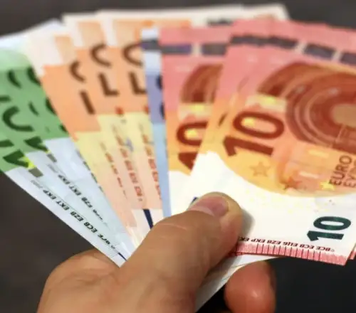 8.500 δικαιούχοι κερδίζουν 1.000 ευρώ μέσω της δημόσιας κλήρωσης για τις προπληρωμένες κάρτες