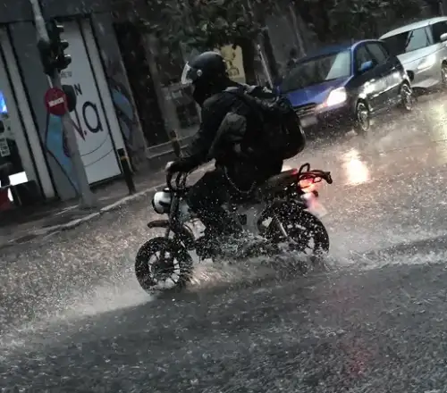 Νέο κύμα κακοκαιρίας: Πού αναμένονται ισχυρές βροχές και πτώση της θερμοκρασίας τις επόμενες ώρες