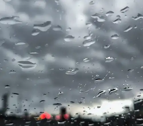 Έντονα φαινόμενα στη μισή χώρα και καλοκαιρινές θερμοκρασίες στην άλλη