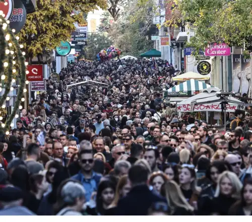 Ξεκινά το εορταστικό ωράριο στα καταστήματα – Εντατικοί έλεγχοι για ανατιμήσεις και νέα εφαρμογή καταγγελιών