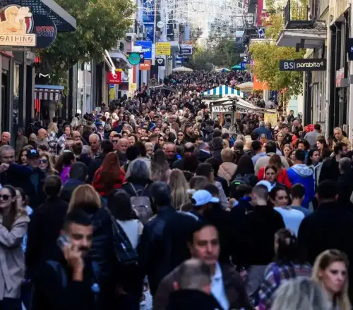 Ασφυκτικά γεμάτη η Ερμού λίγες ημέρες πριν τα Χριστούγεννα