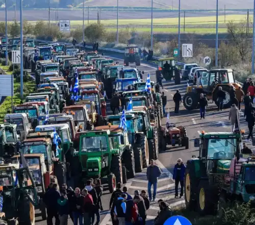 Κλιμακώνονται οι κινητοποιήσεις: Νέα μπλόκα αγροτών σε Μάλγαρα, Εύζωνες και Προμαχώνα