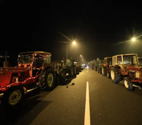 Αγρότες: Κλειστοί δρόμοι, παράδρομοι και προαναγγελίες για αποκλεισμούς αεροδρομίων και λιμανιών