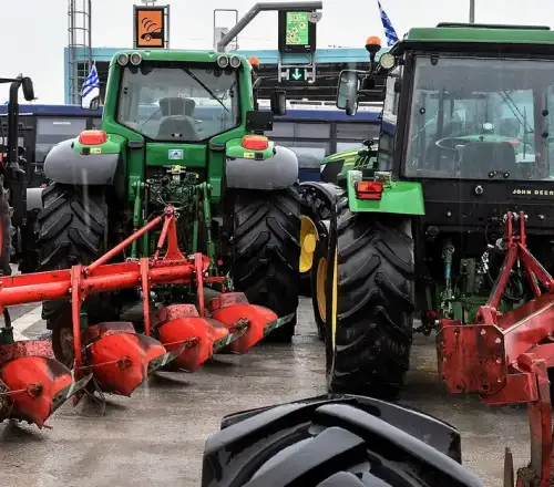 Κλιμακώνουν τις πιέσεις οι αγρότες με περισσότερα μπλόκα σε όλη τη χώρα