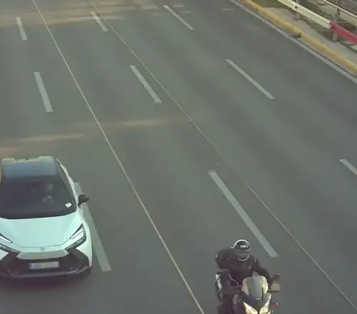 Έξυπνες κάμερες: 1.000 οδηγούσαν με το κινητό στο χέρι στη Συγγρού. Φόβος και για τα παράνομα ζευγαράκια