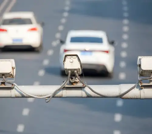 Τέλος η «ασυλία» στους δρόμους: Έρχονται 2.000 κάμερες με ΑΙ – Πού έχουν μπει ήδη και ποια πρόστιμα βεβαιώνουν