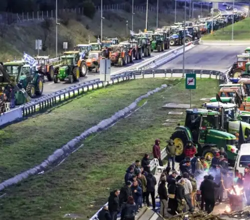 Αγροτικά Μπλόκα: «Οχυρώνονται» στα Μάλγαρα οι αγρότες – Κοινό μέτωπο Θεσσαλονίκης και Χαλκηδόνας μετά το Μαξίμου