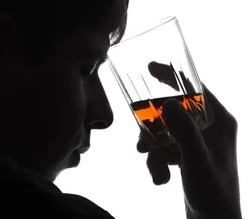 1.000 ανήλικοι στα νοσοκομεία από αλκοόλ το 2025 – «Πετάνε λιπόθυμα παιδιά στο δρόμο»