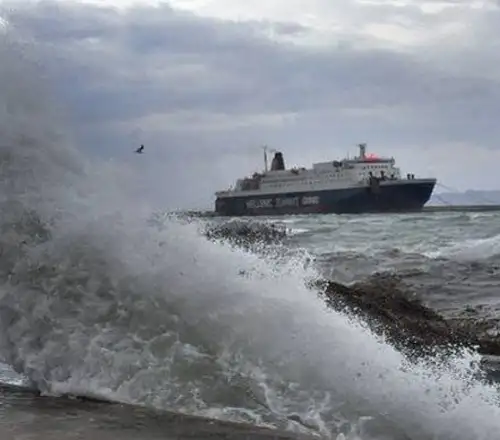Απαγορευτικό απόπλου: Δεμένα τα πλοία σε Πειραιά, Ραφήνα και Λαύριο – Πού υπάρχουν προβλήματα