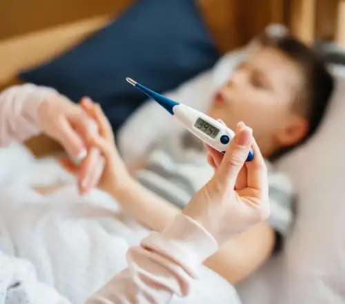 Σε έξαρση η «υπεργρίπη»: Πότε αναμένεται η κορύφωση – Τα συμπτώματα που «χτυπούν» τα παιδιά