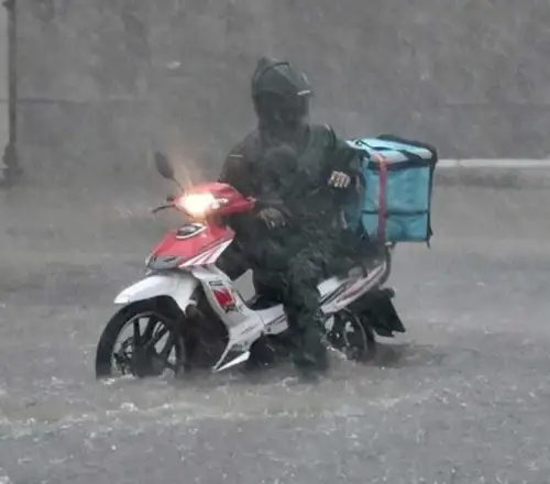 Κακοκαιρία: Τι ισχύει για τους εργαζόμενους – Ποιοι δικαιούνται τηλεργασία και πού απαγορεύεται το delivery