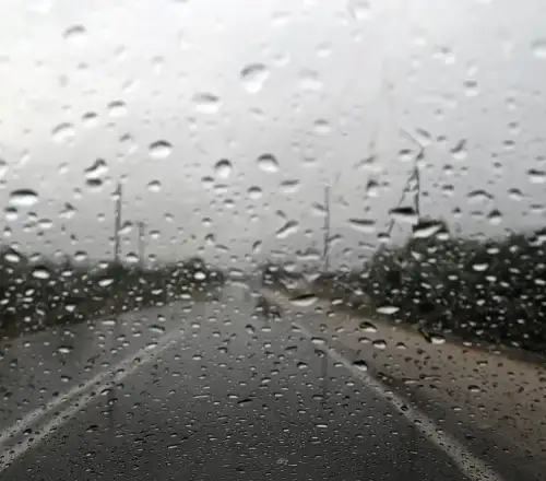 Καιρός: Σαρώνουν την Αττική σφοδρές καταιγίδες και χαλάζι – Νέα πορτοκαλί προειδοποίηση από την ΕΜΥ