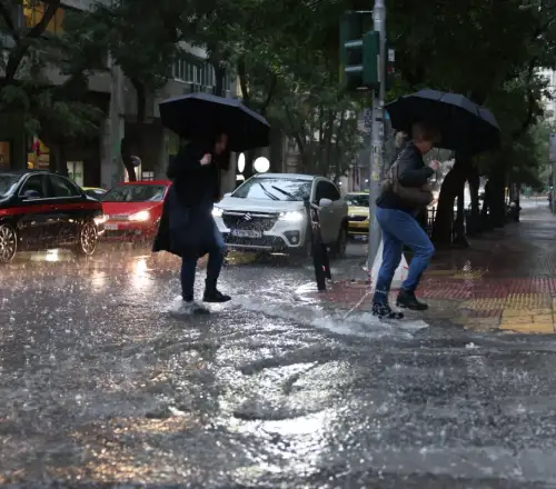 Κακοκαιρία «Kristin»: Άνοιξαν οι ουρανοί στην Αττική – Χαλάζι στην Κηφισιά και χάος στον Κηφισό