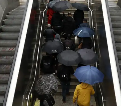 Καιρός σήμερα: «Μαλακώνει» η κακοκαιρία αλλά σαρώνουν 10 μποφόρ το Αιγαίο – Πού θα «χτυπήσουν» καταιγίδες