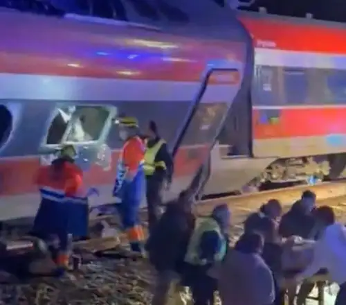 Εφιάλτης δίχως τέλος στην Ισπανία: Στους 39 οι νεκροί από τη σύγκρουση τρένων – «Βγάζουμε πτώματα για να βρούμε επιζώντες»