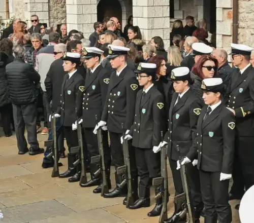 Η Βουλή «υιοθετεί» το παιδί του ήρωα λιμενικού: Η θεσμική στήριξη και το παρασκήνιο με τον Κικίλια