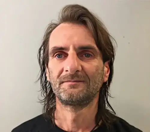 Τέλος στο μυστήριο με τον «Αόρατο Μπάμπη»: Παιδικός του φίλος αποκάλυψε την ταυτότητά του