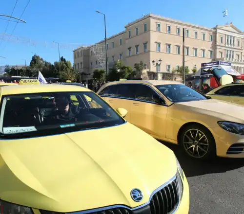 Χωρίς ταξί Αθήνα και Θεσσαλονίκη: Η «βίαιη» μετάβαση στην ηλεκτροκίνηση και το  νομοσχέδιο στο στόχαστρο